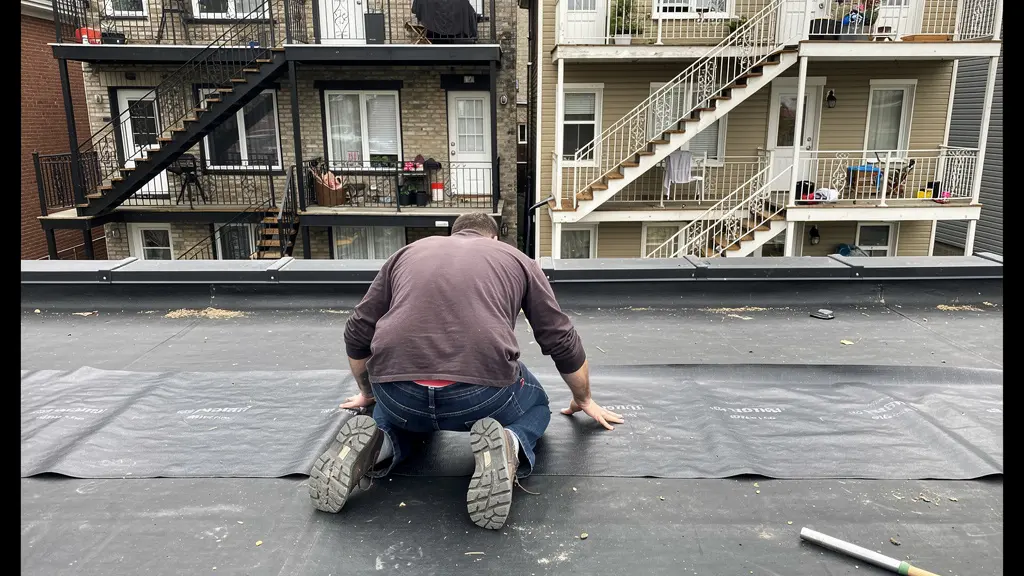 Rénovation membrane toit plat sur triplex québécois typique